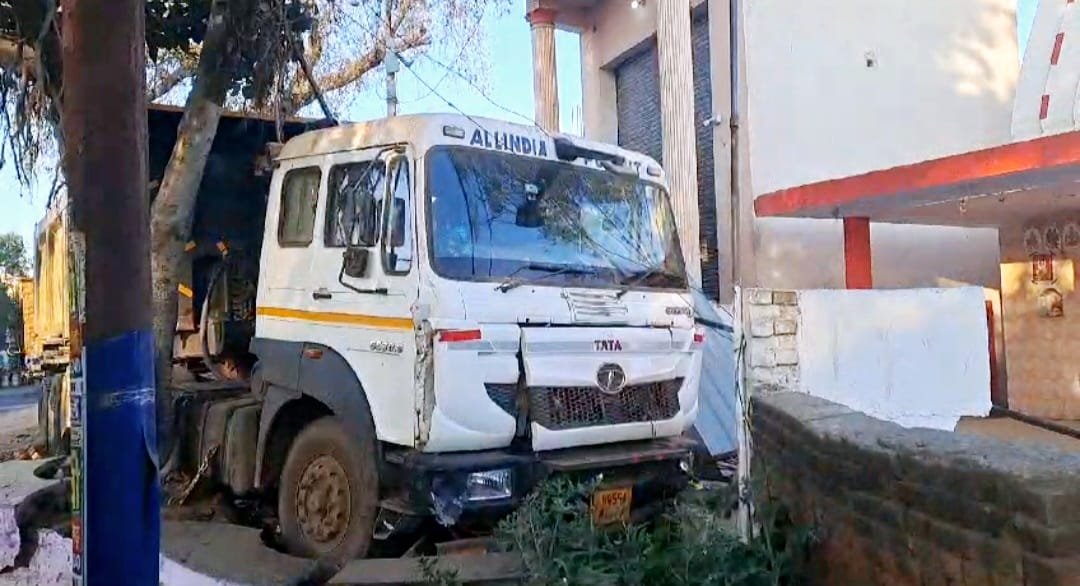 Wमथुरा-बरेली हाईवे पर भीषण सड़क हादसा, अनियंत्रित ट्रोला मकान में घुसा