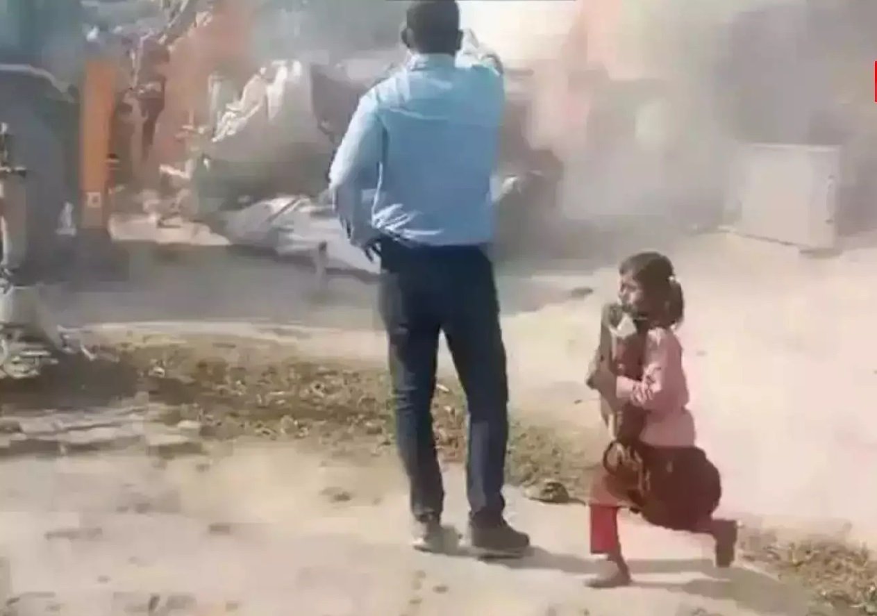 बुलडोज़र ने आठ वर्षीय अनन्या के सपनों को रौंद इंसानियत को किया तार तार