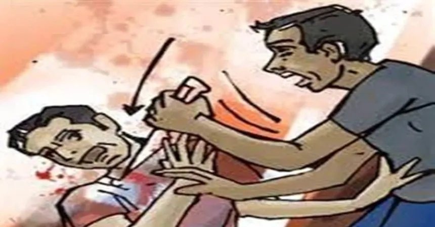 Wदोस्तों के साथ मोबाइल में गेम खेल रहे युवक पर चाकुओं से हमला