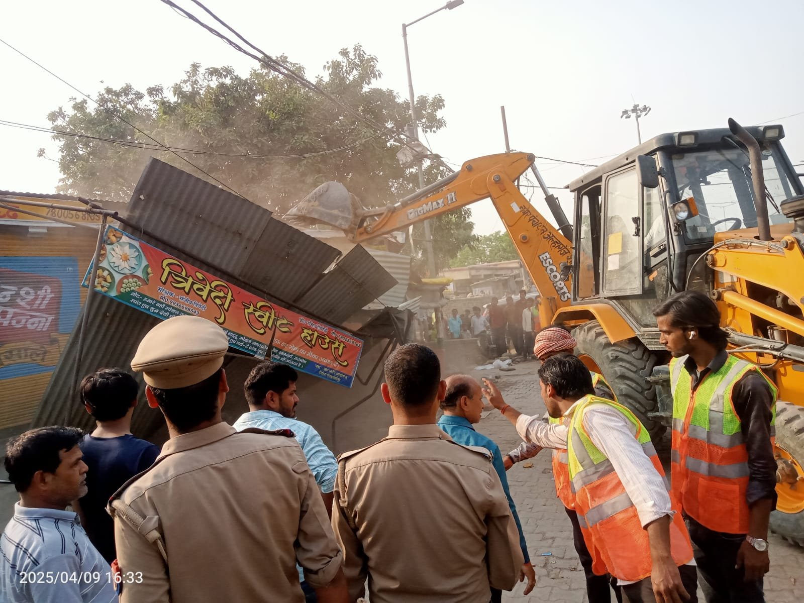 Wअल्हागंज में  अतिक्रमण पर चला बुलडोजर, खाली कराया फुटपाथ