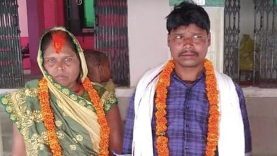 Wदादी पर चढ़ा इश्क का बुखार, 30 साल के पोते संग मंदिर में रचाई शादी