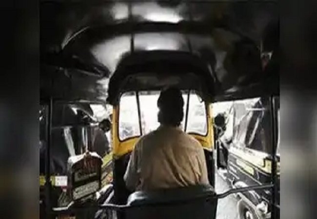 Wशादी में आई महिला का लाखों का बैग बैटरी रिक्शा में छूटा, रिक्शा चालक पर भागने का आरोप