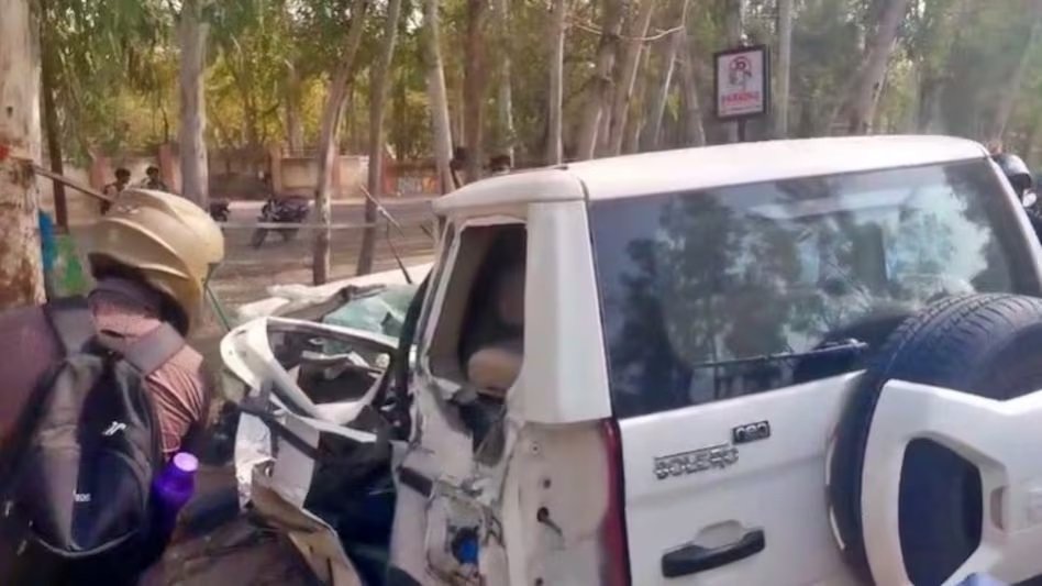 Wतेज रफ्तार बोलेरो अनियंत्रित होकर पेड़ से टकराई, दो युवकों की दर्दनाक मौत