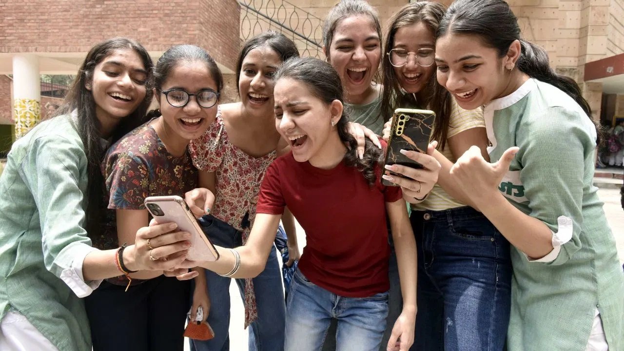 CBSE ने कक्षा 12वीं के नतीजे किए घोषित, 88.39% छात्र बोर्ड परीक्षा में पास