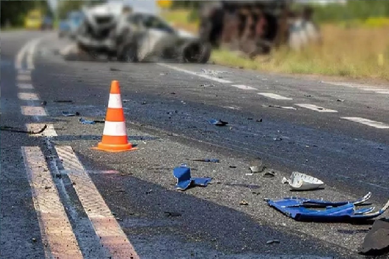 Wहाईवे हादसा: बीएससी छात्र की मौत, तीन छात्र गंभीर घायल