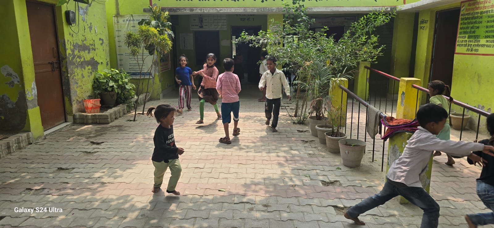 ड्रेस,जूते, बैग भी नहीं :  डीबीटी के बाद भी खाली हाथ स्कूल आ रहे मासूम