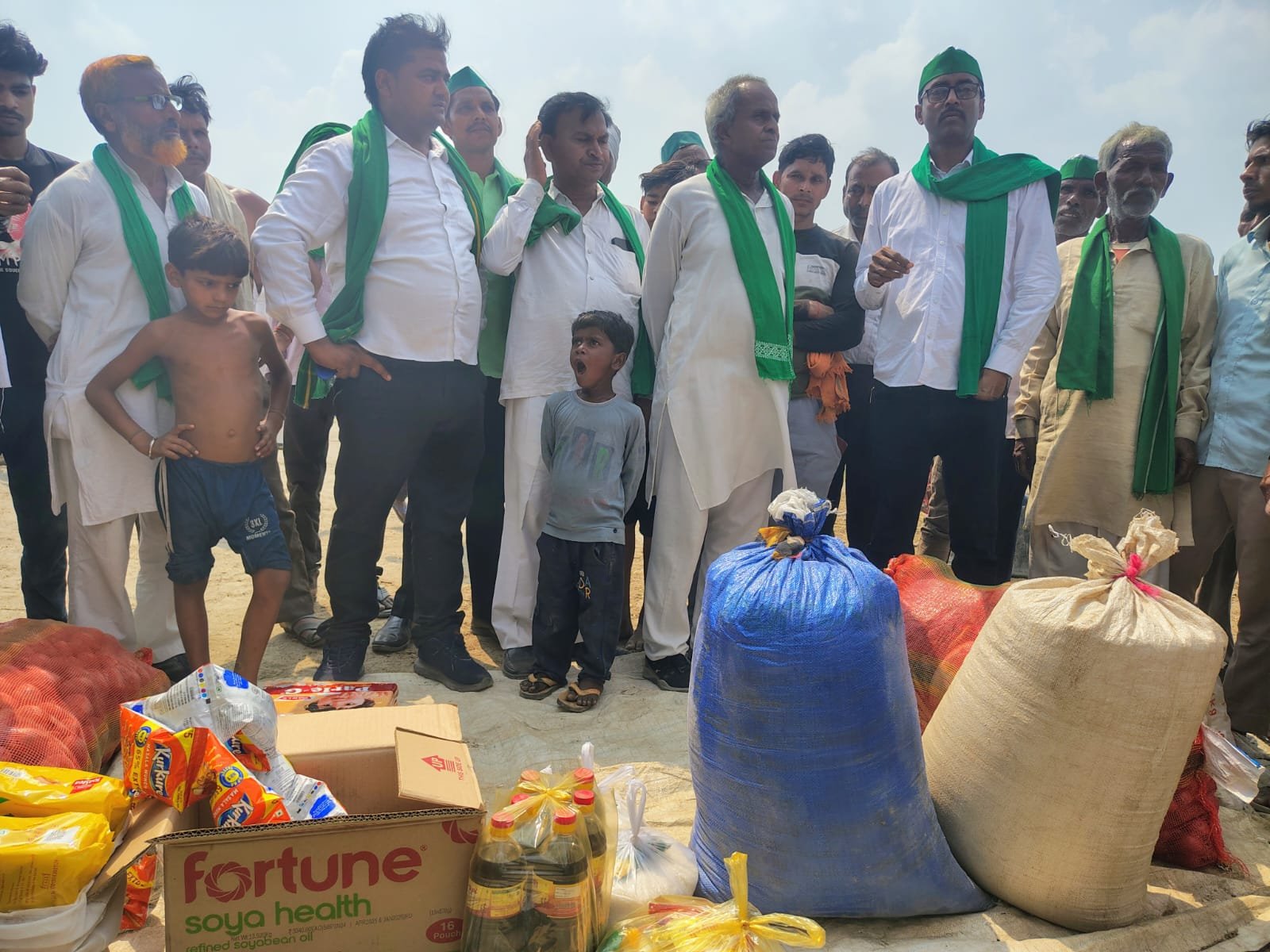 Wअग्नि पीड़ितों को किसान यूनियन ने बांटी सहायता, नहीं पहुंचे अधिकारी