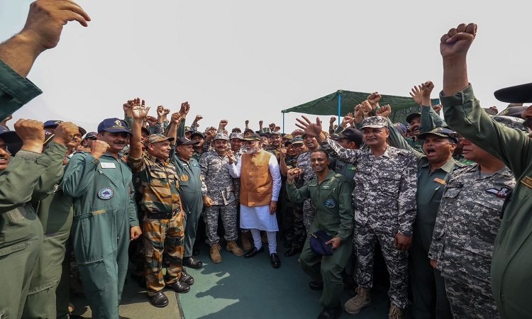 Wआदमपुर एयरबेस पहुंचे पीएम ने सेना के जवानों से की मुलाकात