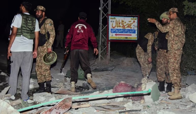 बहावलपुर में दहशत, पाकिस्तानी सेना ने गांव खाली कराए