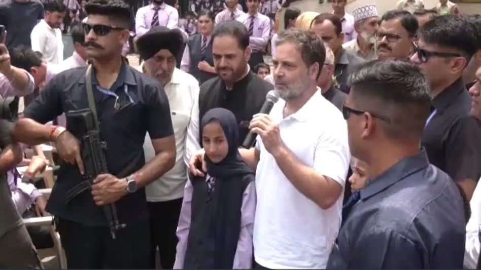 Wयहां अपनों को खोने की दर्द भरी दास्तान…,  पुंछ में पाकिस्तान की गोलीबारी से पीड़ितों से मिले राहुल गांधी