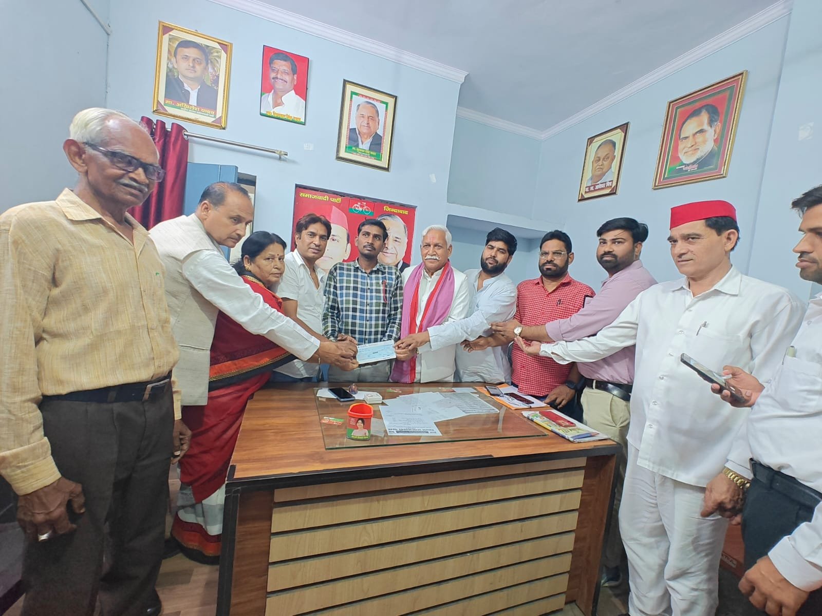 Wसमाजवादी पार्टी ने पीड़िता को दी आर्थिक सहायता, राष्ट्रीय अध्यक्ष अखिलेश यादव की पहल