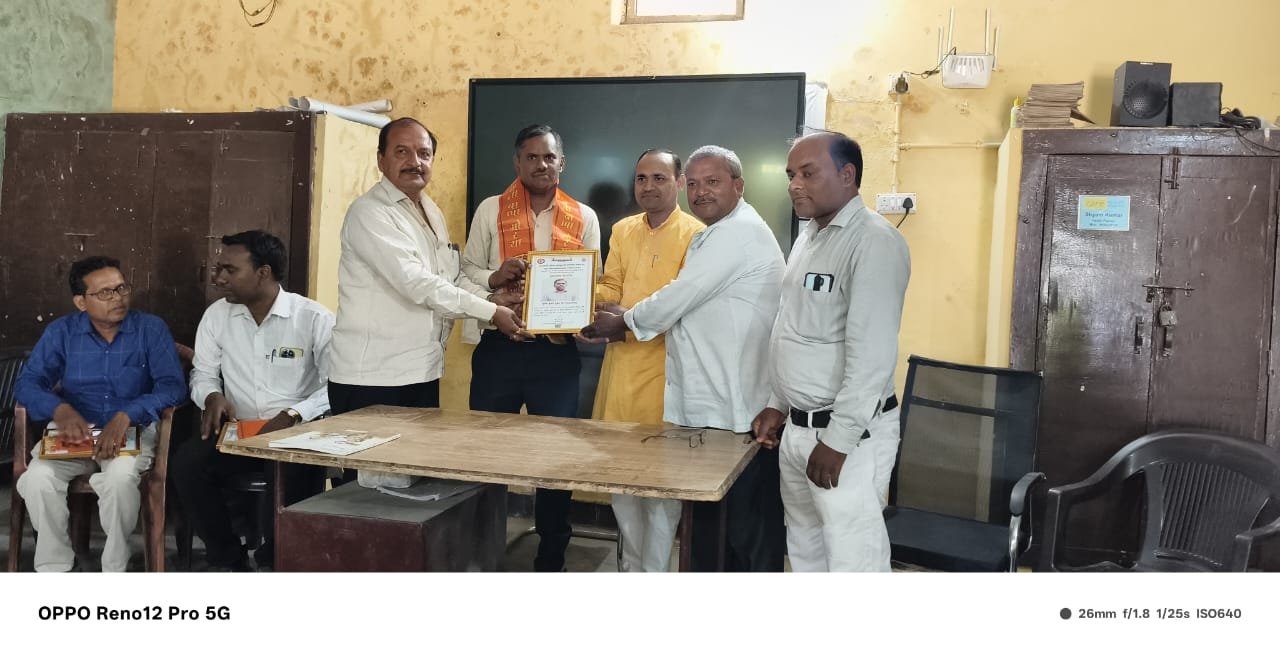 Wशिक्षक संघ कमालगंज द्वारा शुभकामना पत्र भेंट कर दी बधाई