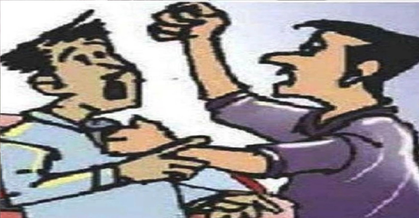 Wपेट्रोल पंप पर बाइक सवार पिता-पुत्र से मारपीट, आरोपी कार सवार फरार