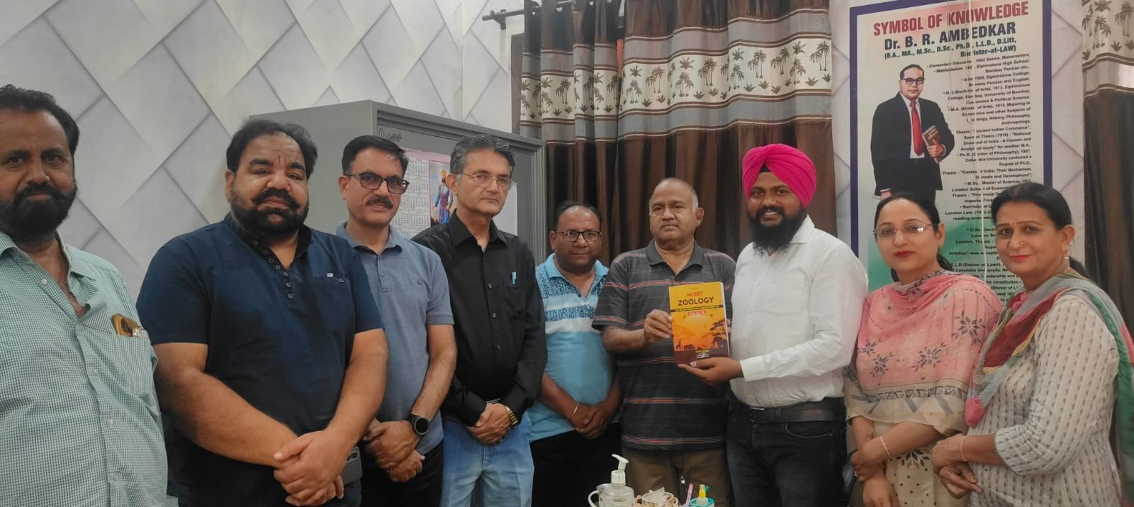 Wविजय गर्ग की पुस्तक का शीर्षक नीट युजी (एनसीईआरटी लाइन बाय लाइन चैप्टर वाइज जूलॉजी)” प्रिंसिपल बलजीत सिंह द्वारा लोकार्पण की