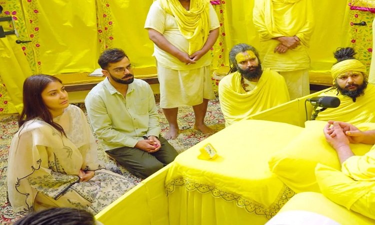 Wविराट कोहली अनुष्का संग पहुंचे वृंदावन, प्रेमानंद महाराज का लिया आशीर्वाद
