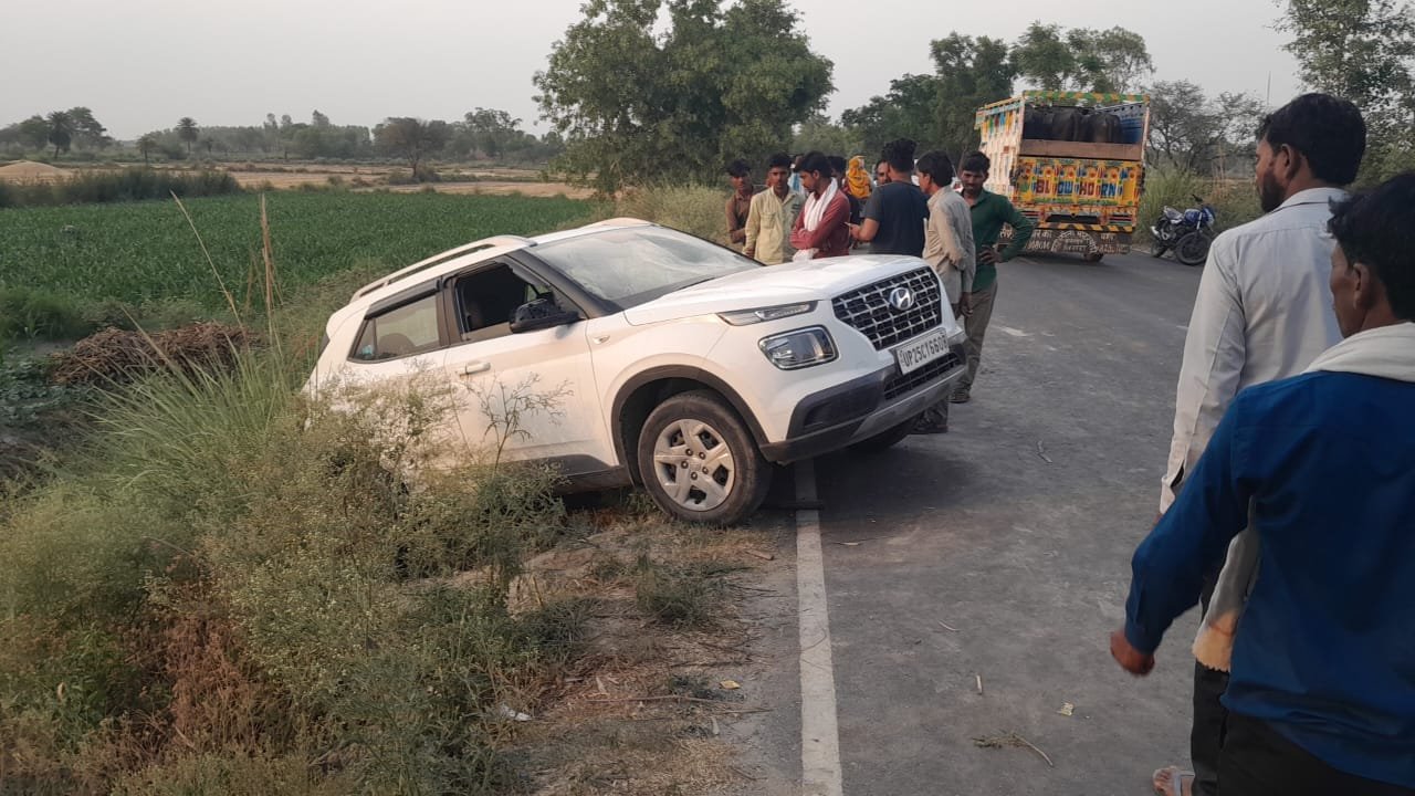Wकार-ट्रैक्टर की भिड़ंत में महिला की मौत, दर्जनभर श्रद्धालु घायल, आधा दर्जन की हालत गंभीर