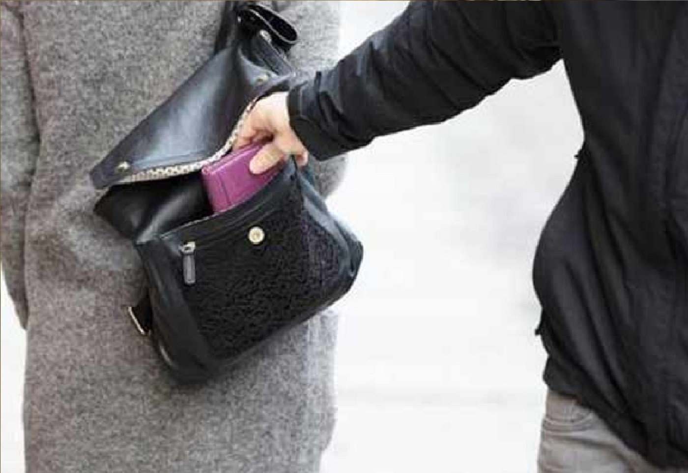 Wरोडवेज बस में महिला के पर्स से गहने और नगदी चोरी, चार महिलाओं पर शक