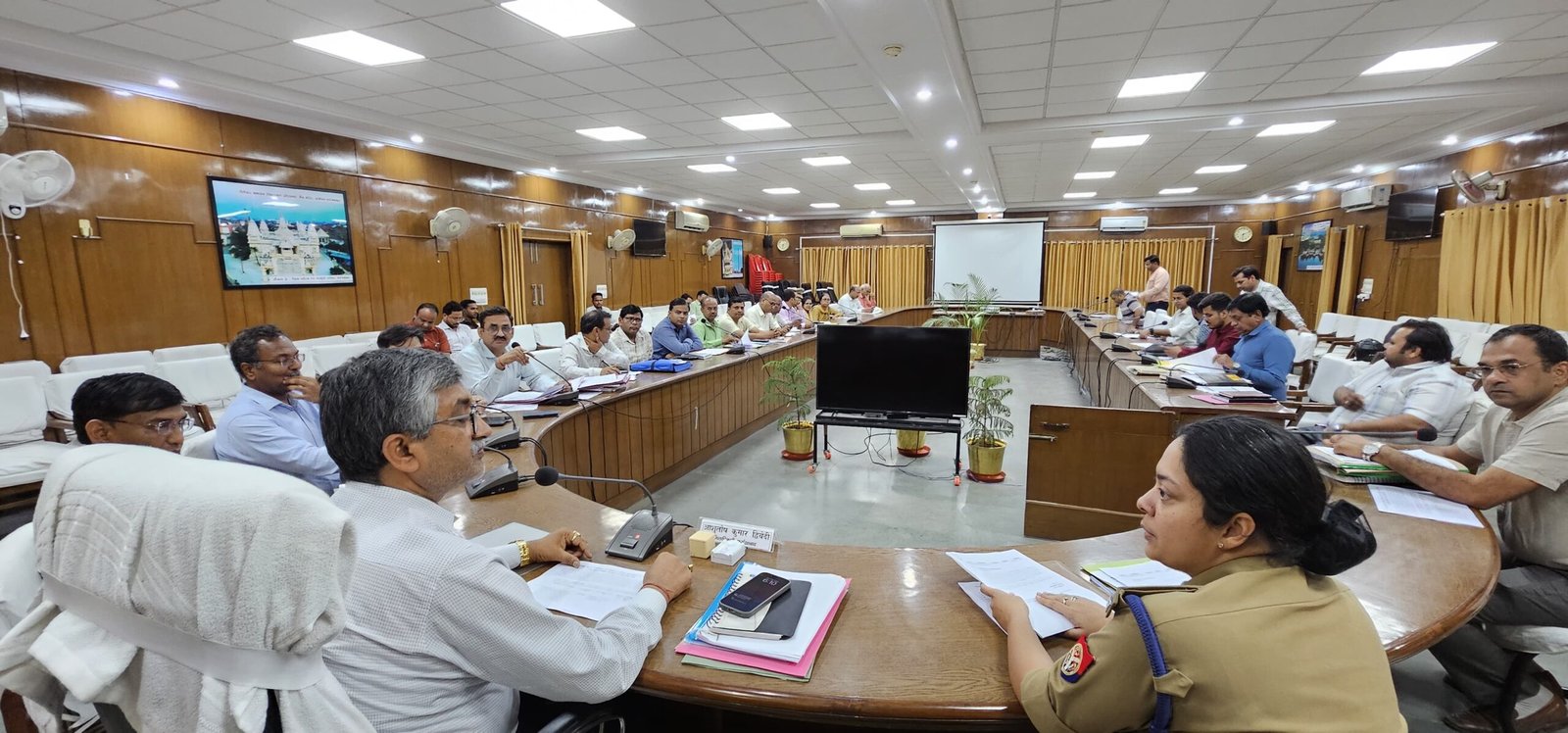 Wसड़क दुर्घटनाओं पर कलेक्टर सख्त, फर्रुखाबाद में सड़क सुरक्षा समिति की बैठक सम्पन्न