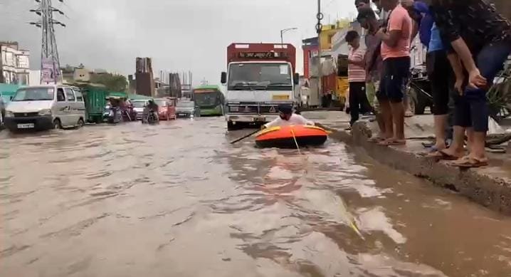 WRain: बदलते मौसम के मिजाज से दिल्लीवासी बेहाल, आफ्त की हुई बारिश