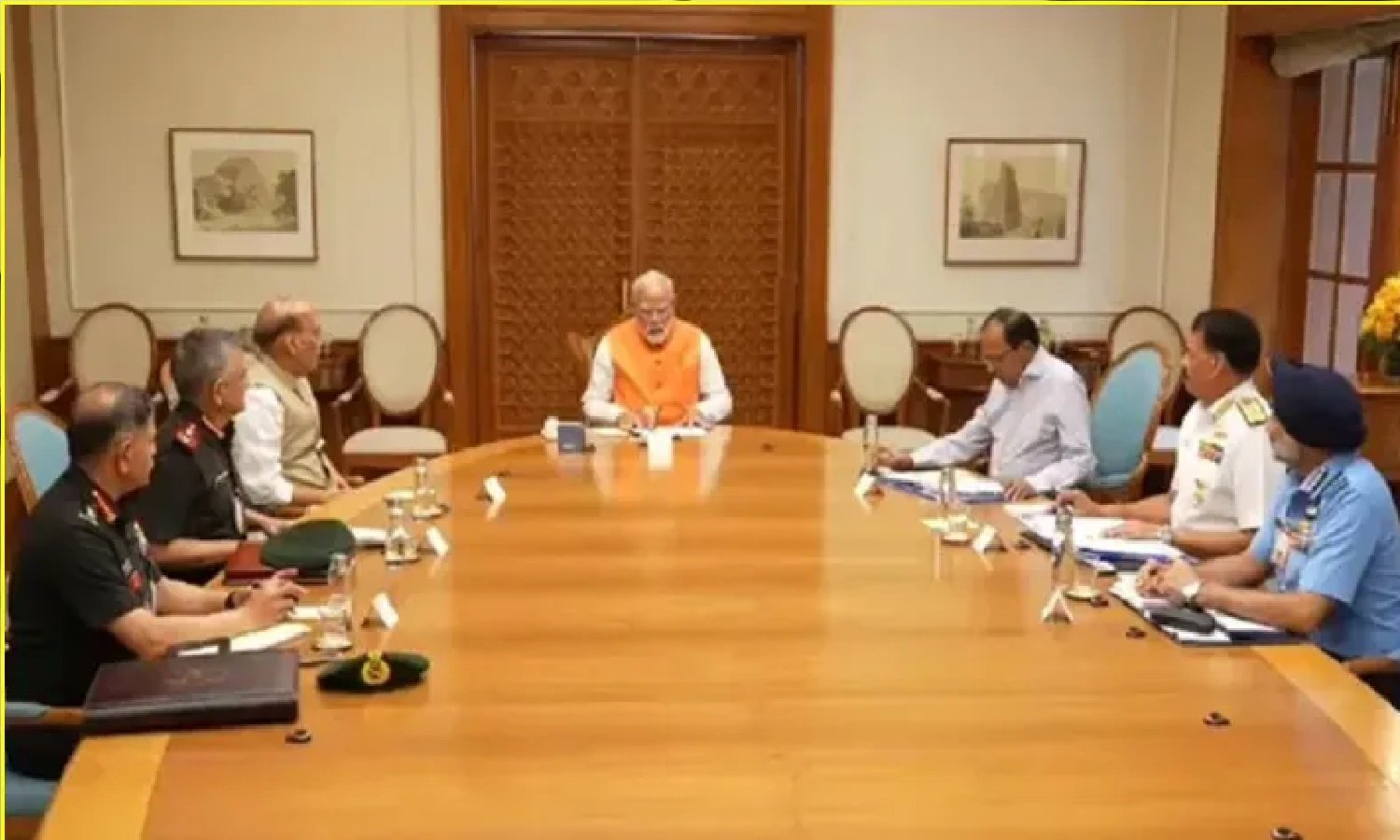 Wप्रधानमंत्री आवास पर तीनों सेना प्रमुखों की बैठक, सुरक्षा हालात पर चर्चा जारी