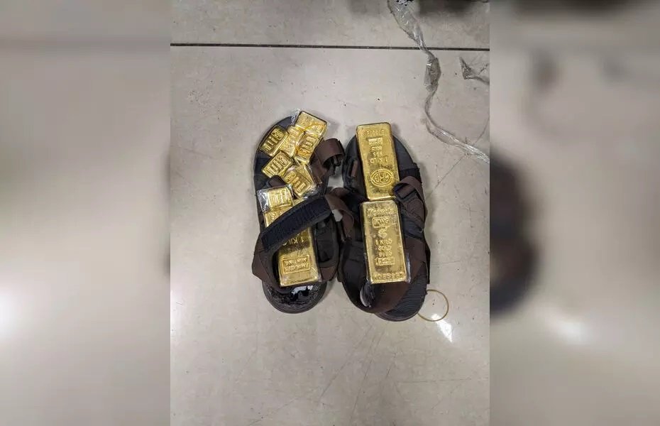 Wएयरपोर्ट पर विदेशी नागरिक गिरफ्तार, चप्पल से निकला 3.86 करोड़ का सोना