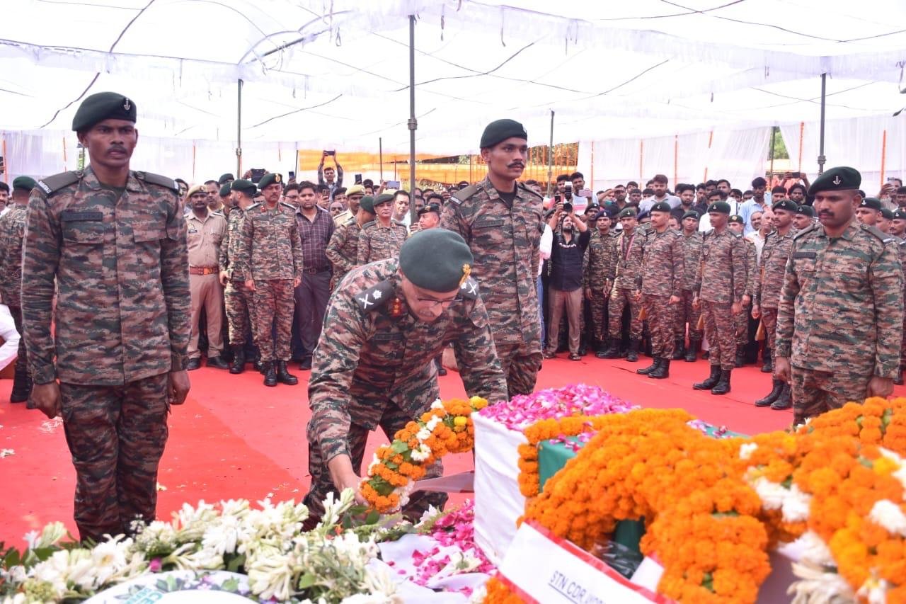 Wअयोध्या के लेफ्टिनेंट ने दिखाई वीरता, बलिदान देकर बचाई साथी की जान