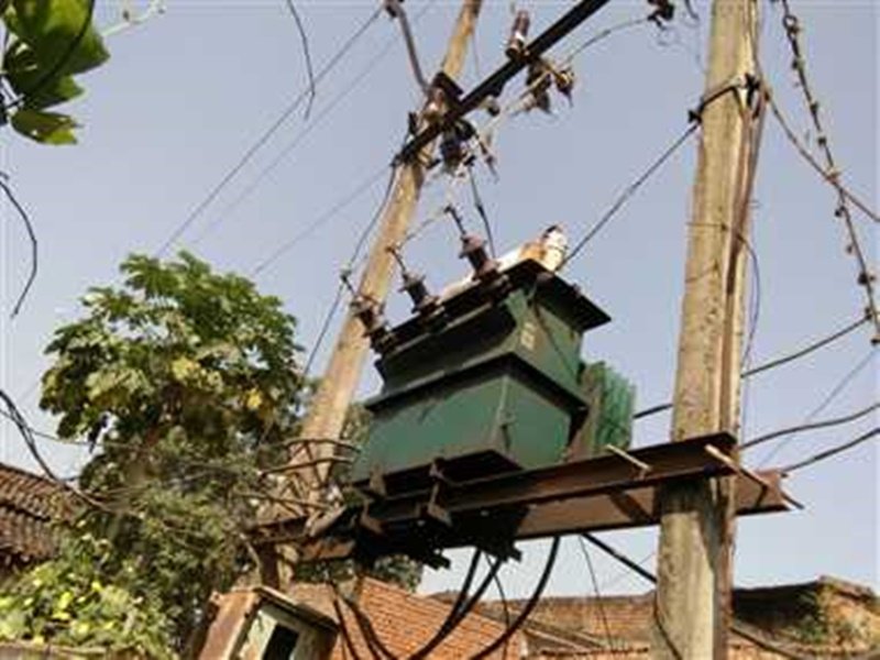Wग्रामीण क्षेत्र में विद्युत व्यवस्था बदहाल, हिटवेव से ट्रांसफार्मर बेहाल