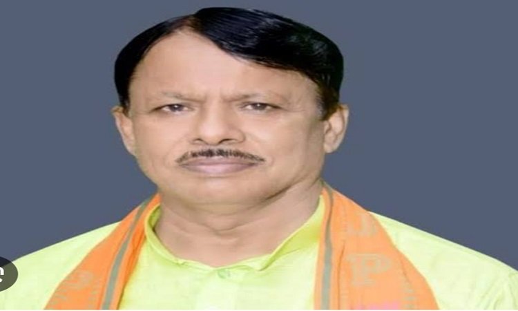 Wमहिला को पार्टी दफ्तर के अंदर गले लगाने वाले भाजपा जिलाध्यक्ष बर्खास्त, 18 दिन बाद पार्टी का एक्शन