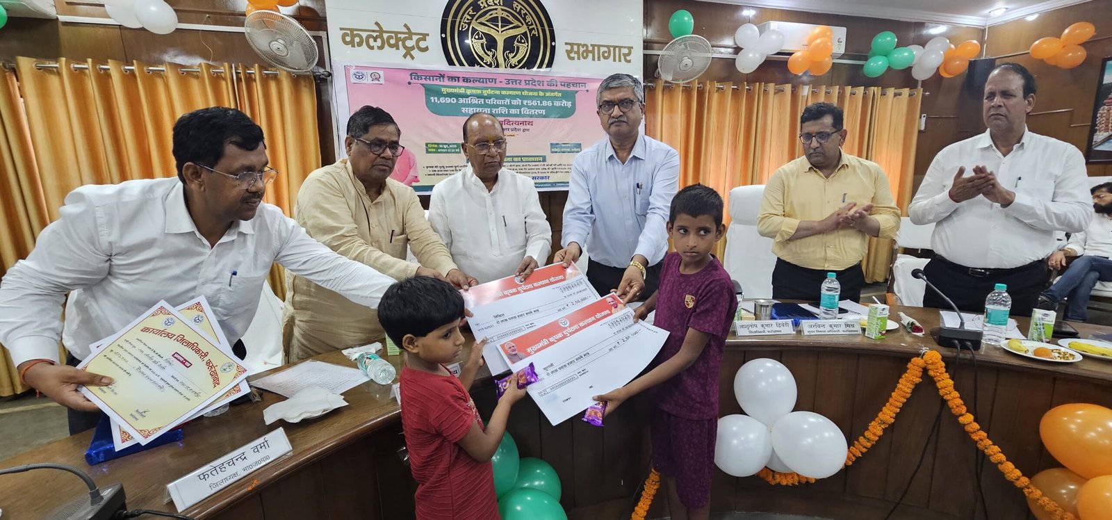 W76 कृषक परिवारों को मिली आर्थिक मदद, अमृतपुर विधायक व डीएम ने वितरित किए चेक