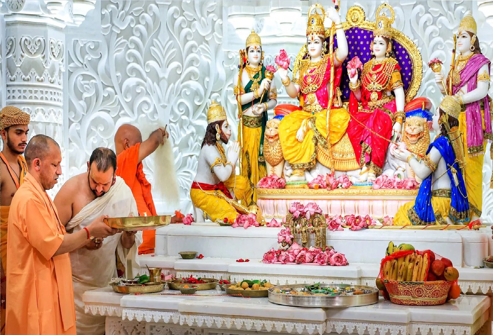 Wसीएम योगी की मौजूदगी में वैदिक मंत्रों के साथ ‘राम दरबार’ की हुई प्राण प्रतिष्ठा