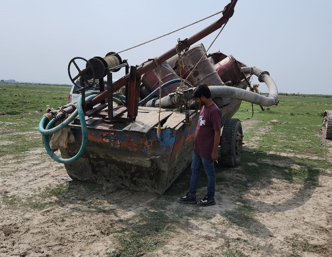 Wडीएम की सख्ती के बाद खनन अधिकारी ने बालू पट्टे से बरामद की अवैध पंचक्की, सीज कर थाने में खड़ा कराया