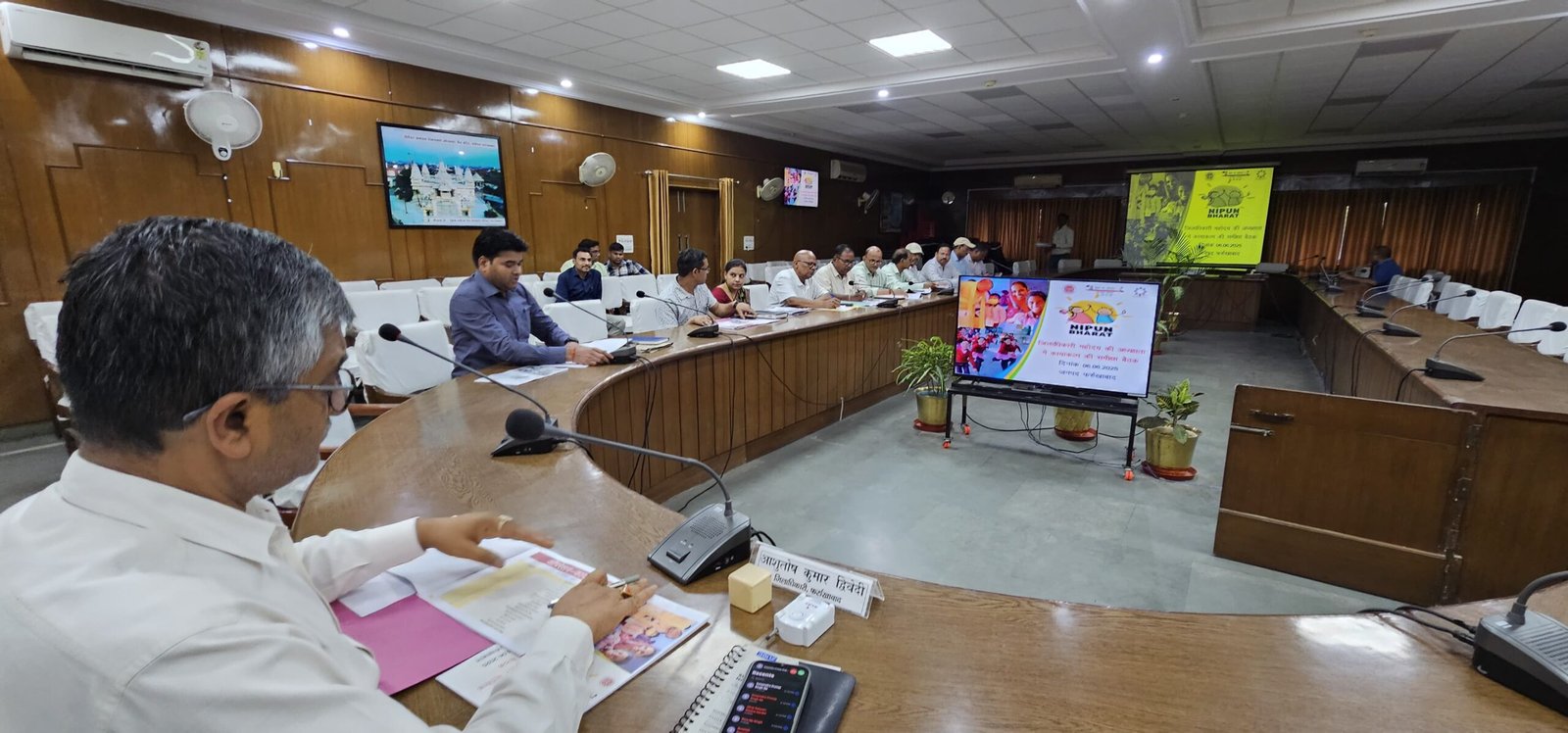 Wऑपरेशन कायाकल्प में देरी पर जिलाधिकारी सख्त, खंड शिक्षा अधिकारियों पर गिरी गाज