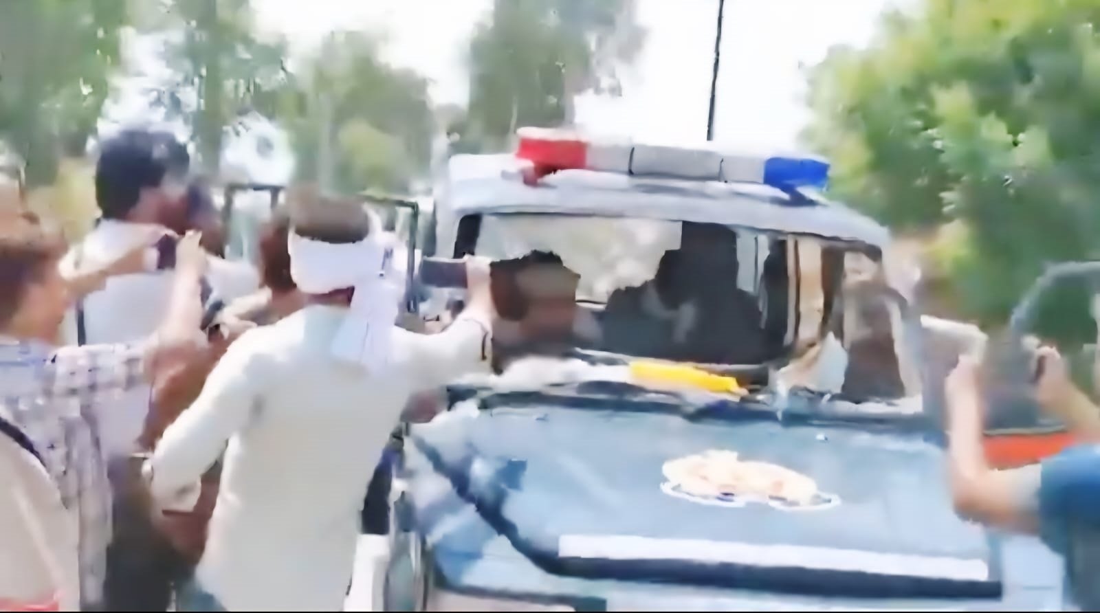 Wइटावा में यादव कथावाचक से बदसलूकी पर बवाल: थाने पर पथराव, पुलिस की गाड़ी तोड़ी, हवाई फायरिंग कर खदेड़ा गया हुजूम