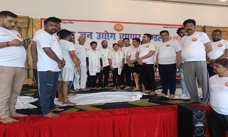 Wअंतरराष्ट्रीय योग दिवस पर भारतीय जन उद्योग व्यापार मंडल ने किया भव्य योगशाला का आयोजन
