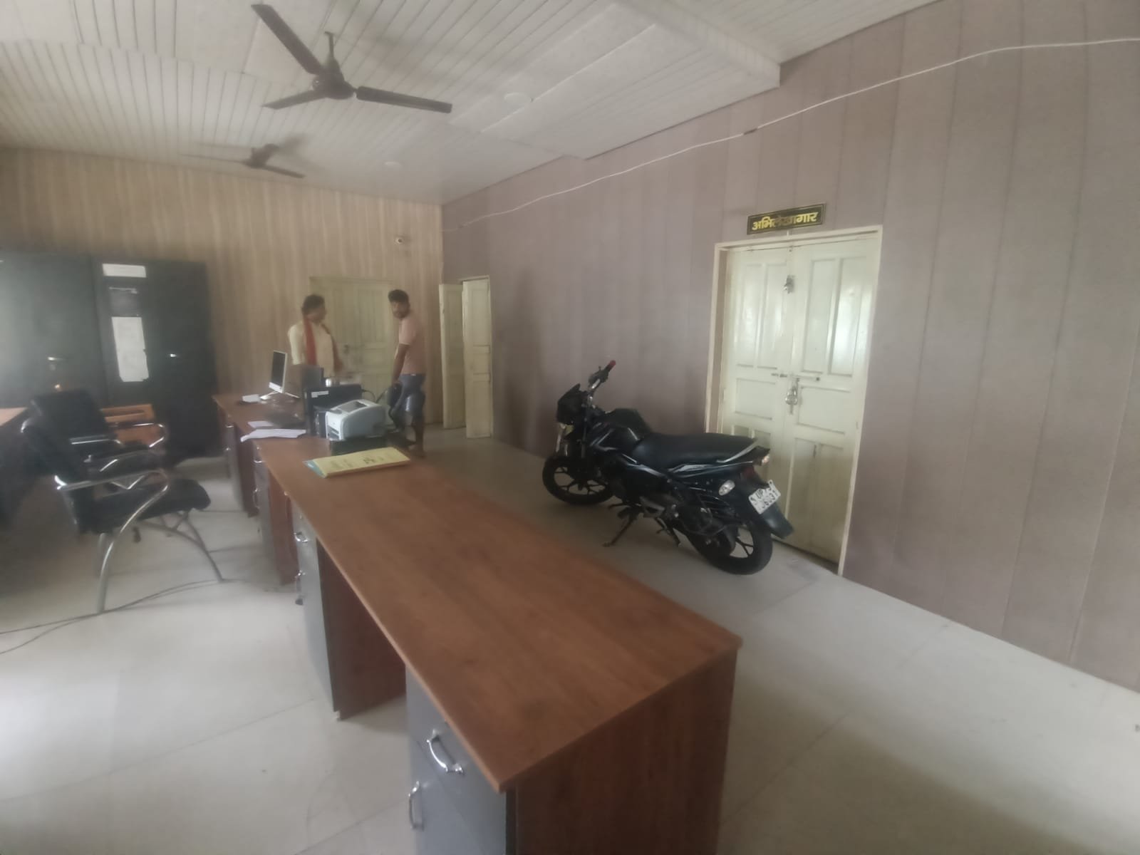 Wनवाबगंज ब्लॉक परिसर में अव्यवस्था चरम पर, कार्यालय परिसर बना बाइक स्टैंड