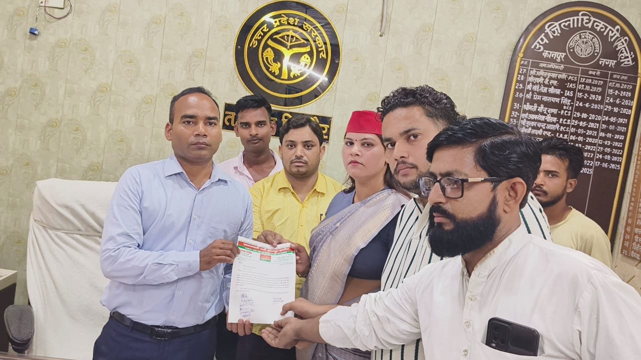 Wअरौल में कोठी घाट और बस स्टॉप को चालू कराने की मांग को लेकर सपा नेत्री रचना सिंह गौतम ने राज्यपाल को संबोधित ज्ञापन सौंपा