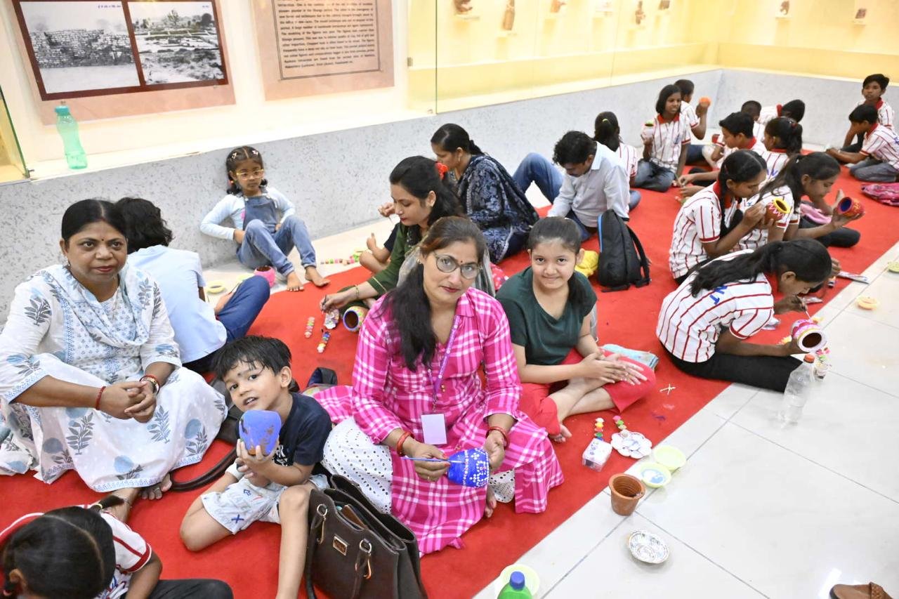 Wराज्य संग्रहालय में ‘खुशियों की पाठशाला’ के अंतर्गत बच्चों ने सीखी क्ले पॉटरी और पेपरमेशी कला