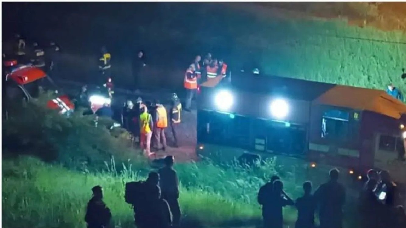 चलती ट्रेन के पूरा गिरा रेलवे पुल, 7 यात्रियों की मौत