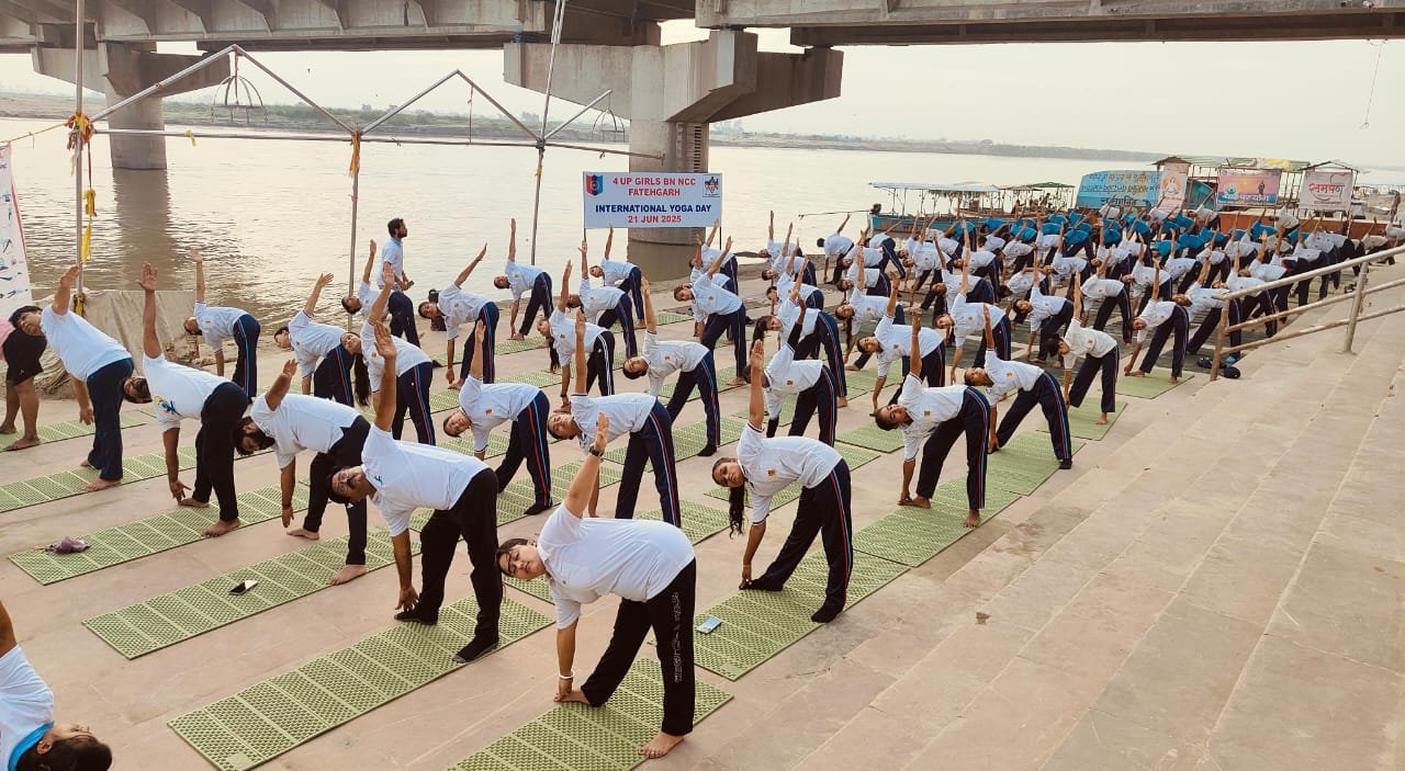 Wअंतरराष्ट्रीय योग दिवस पर पांचाल घाट पर आयोजित योगाभ्यास कार्यक्रम में गूंजा ‘एक पृथ्वी, एक स्वास्थ्य’ का संदेश