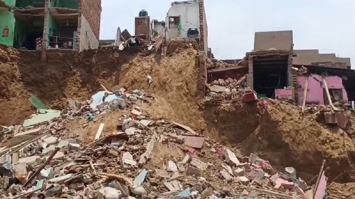 Wबुल्डोजर से खुदाई के दौरान जमींदोज हुए 6 मकान, तीन की मौत, कई घायल