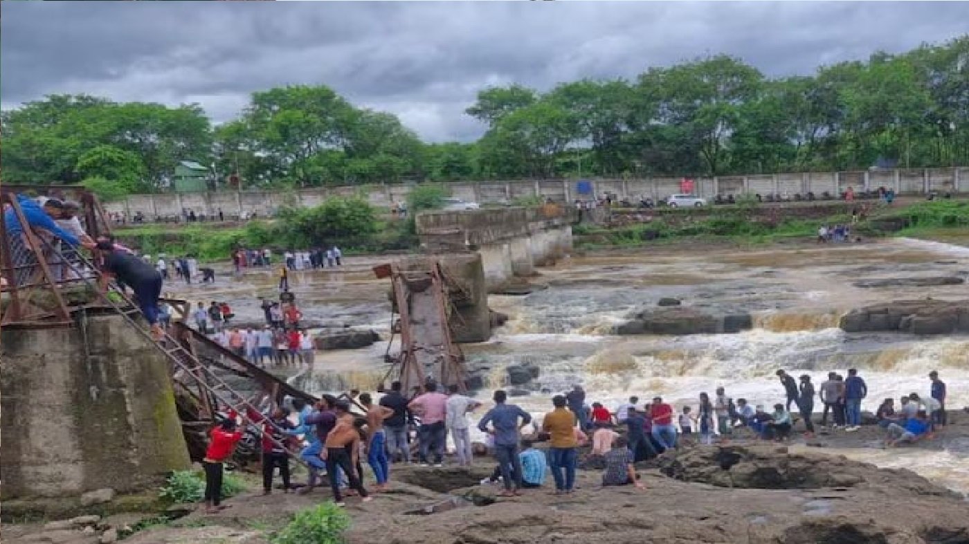 Wपुणे हादसा : इंद्रायणी नदी पर बना पुल टूटा, कई पर्यटकों के बहने की आशंका