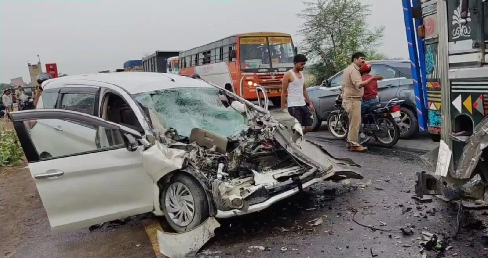 Wट्रक-अर्टिगा कार की भिड़ंत, पति-पत्नी समेत चार की मौत