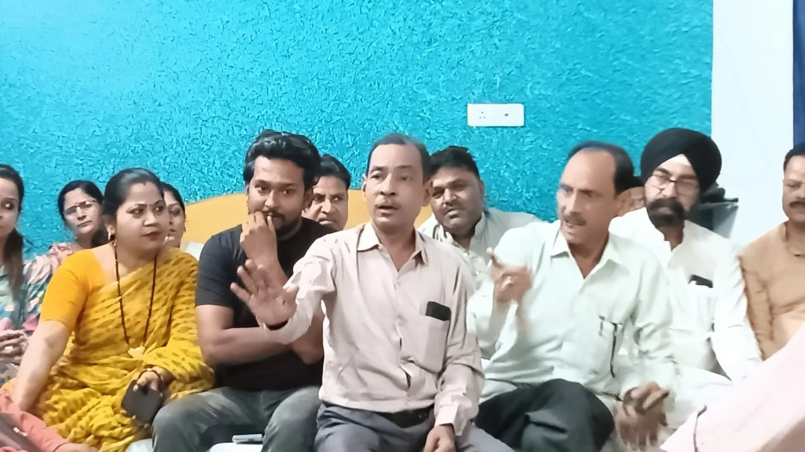 Wव्यापार मंडल के दबाव में झुका प्रशासन, चौक पर नहीं लगेगा ट्रांसफार्मर, तोड़ा गया फाउंडेशन