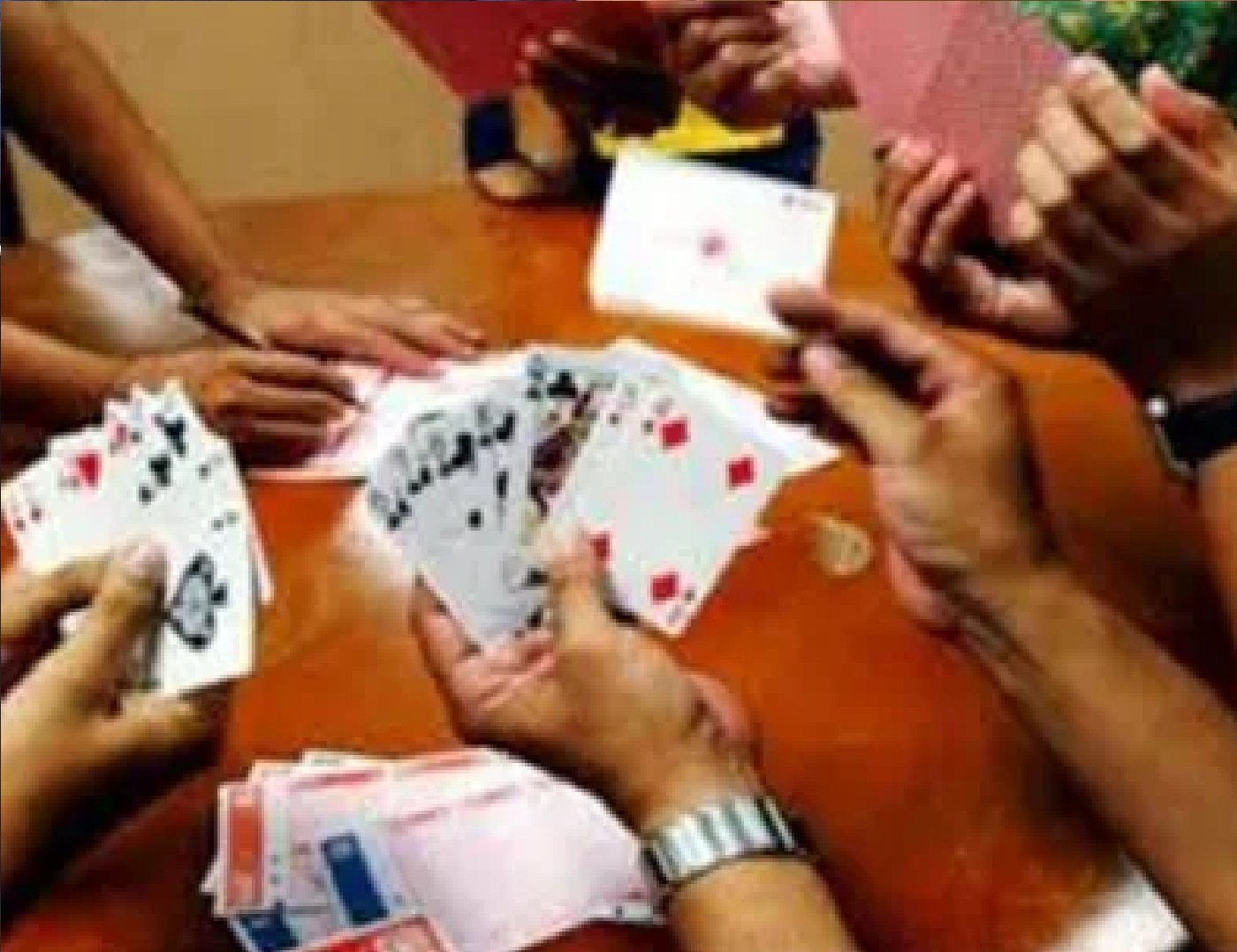 Wकुम्हौली मोड़ के पास जुआ खेलते पकड़े गए तीन युवक, नगदी और ताश की गड्डी बरामद