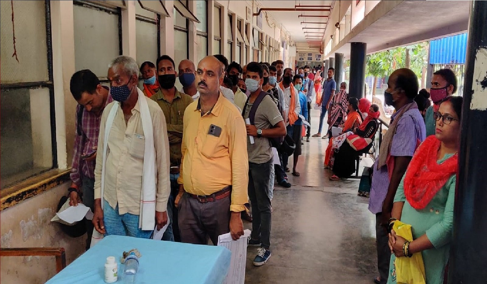 Wलोहिया अस्पताल में ऑनलाइन पर्चा व्यवस्था ठप, नेटवर्क समस्या से मरीज परेशान