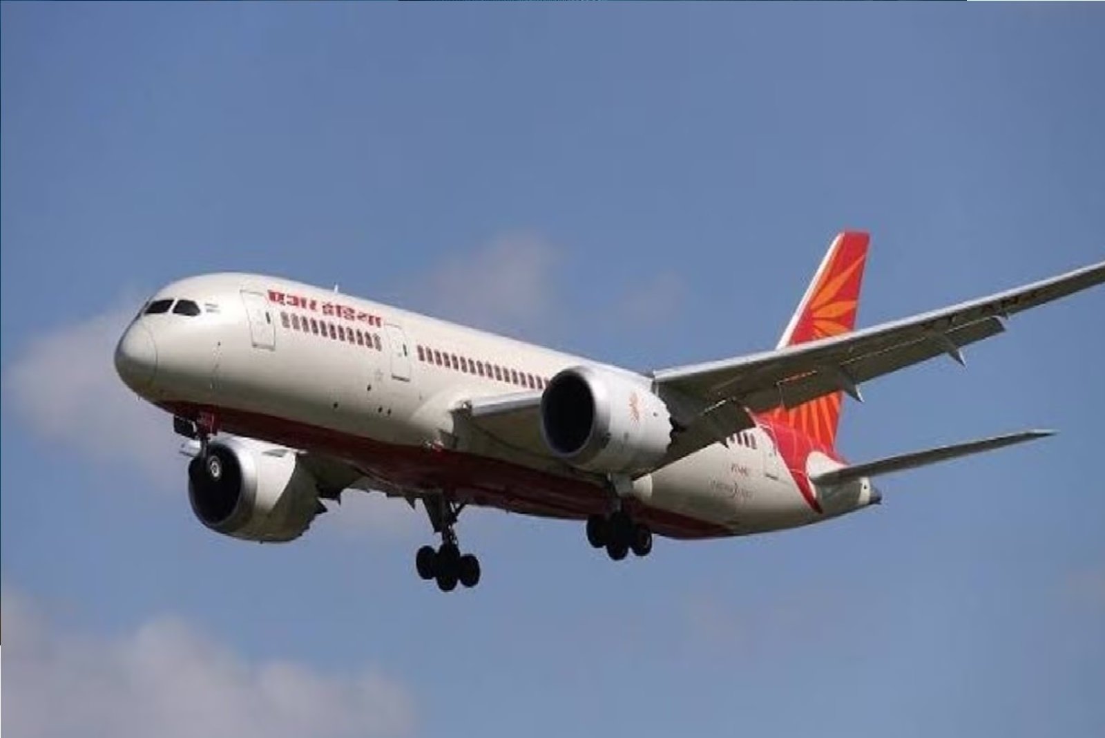 Wअहमदाबाद प्लेन हादसे के बाद एक्शन में DGCA, एयर इंडिया के 8 अधिकारी को हटाने का आदेश