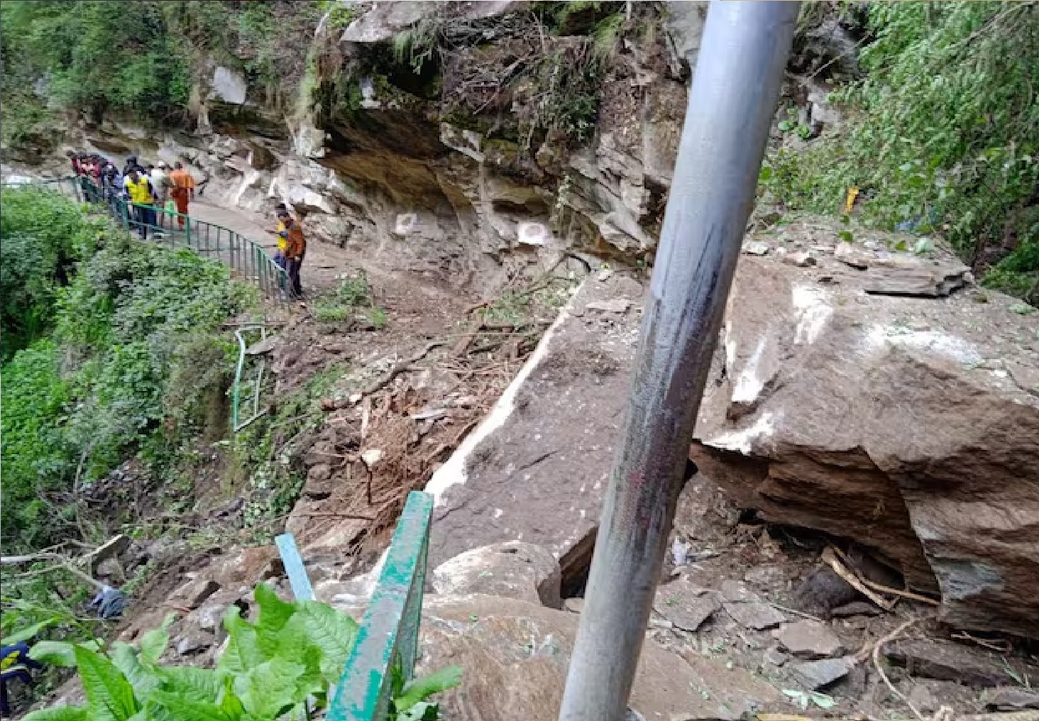 Wउत्तरकाशी के यमुनोत्री पैदल मार्ग पर भूस्खलन, चपेट में आए कई यात्री
