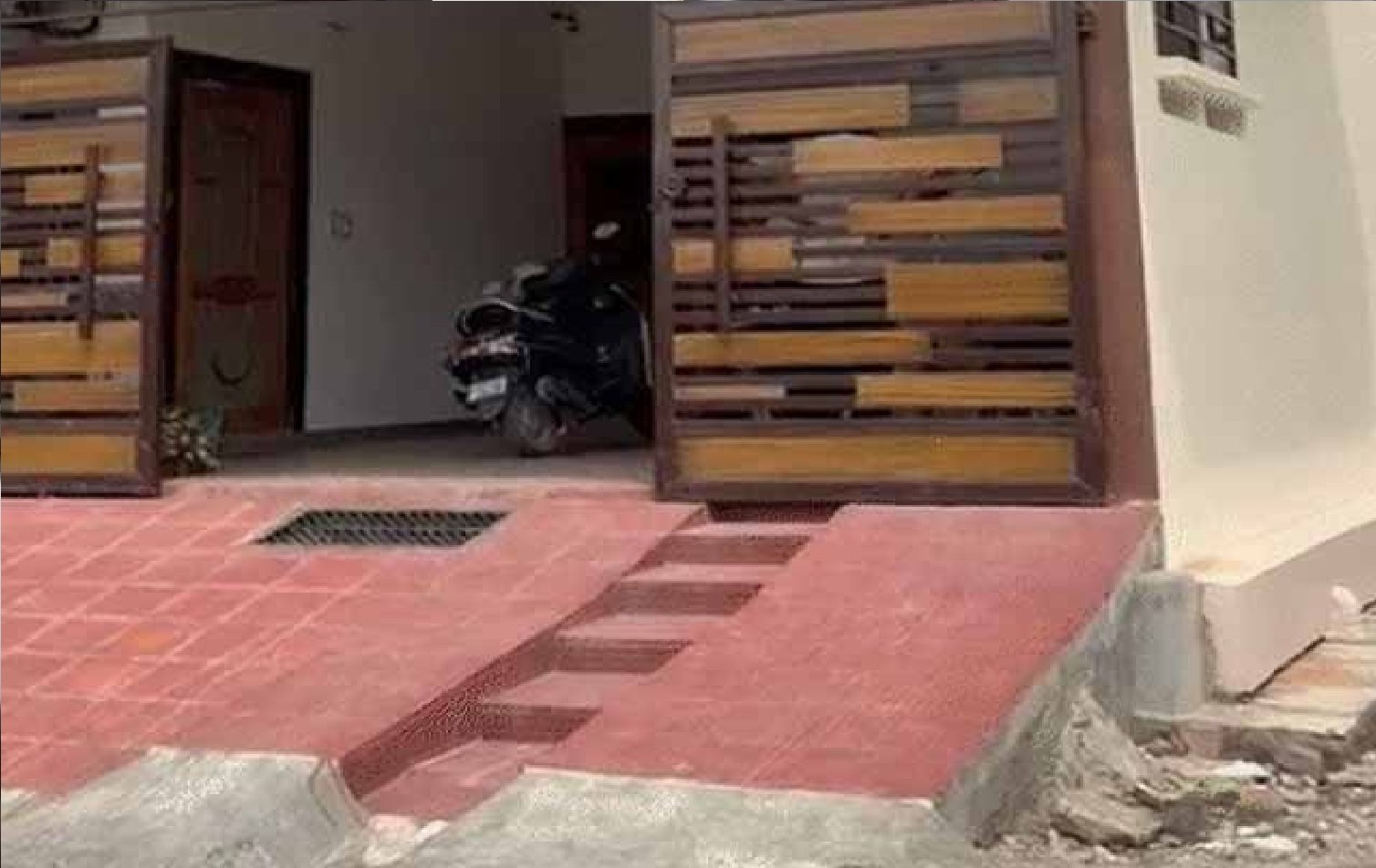 Wठेकेदार उमा शंकर की गला रेतकर हत्या, बहार से बंद कमरे में मिला शव