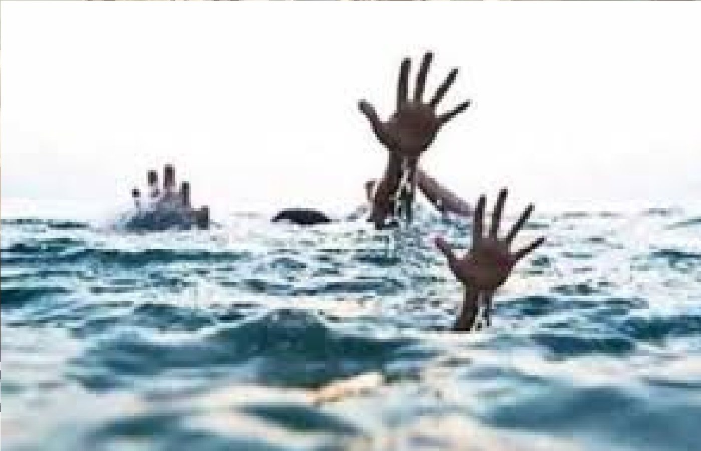 Wवाराणसी जा रही नाव गंगा नदी में डूबी, 5 को बचाया और एक डूब गया