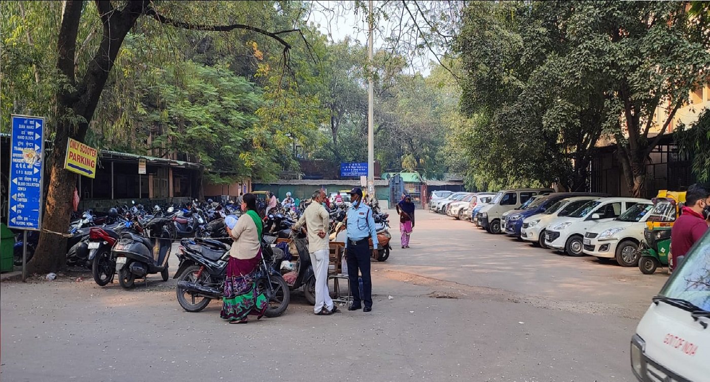 Wलोहिया अस्पताल की पार्किंग व्यवस्था ध्वस्त, वार्ड तक खड़े हो रहे वाहन